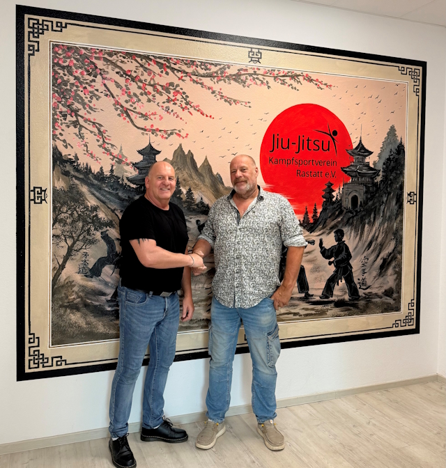 Bernhard Hauns und Angelo Fasulo vor dem neuen Wandgemälde des JJKSV Rastatt