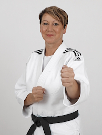 Gabriele Fasulo-Riess 1. DAN Ju-Jutsu/ Sportassistent JuJutsu,
 Kursleiter Frauen-SV,
 Systemischer Team-Coach (SHB)